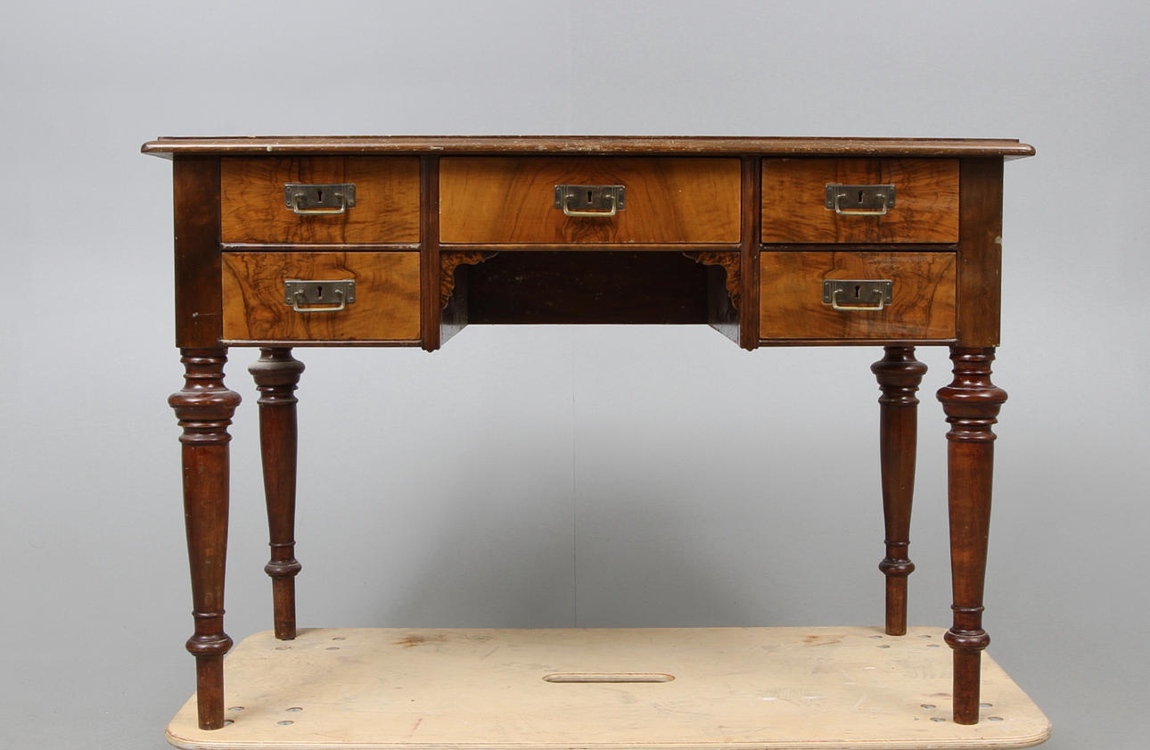 SKRIVBORD, valnöt, 5 lådor, sekelskiftet 1800/1900.
