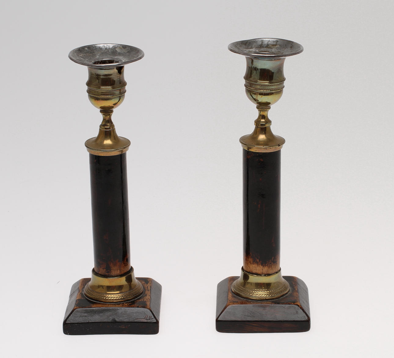 LJUSSTAKAR, 1 par, sengustavianska, trä och mässing, 1800-talets början.