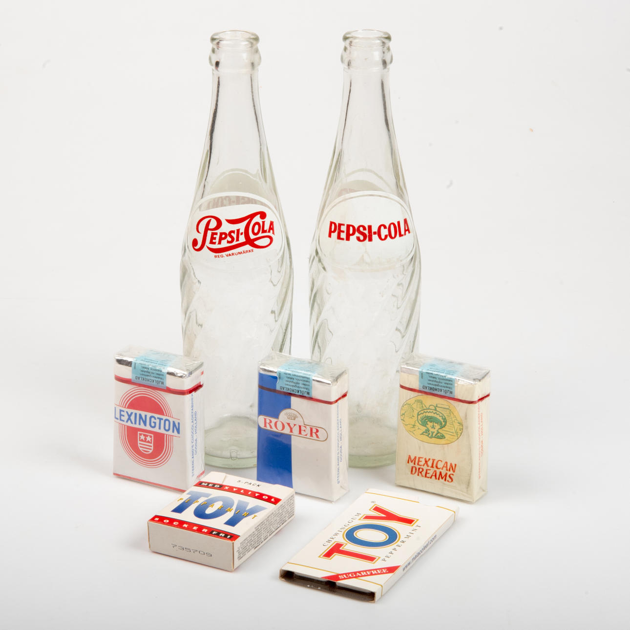 CHOKLADCIGARETTER, TYGGUMI SAMT PEPSIFLASKOR.