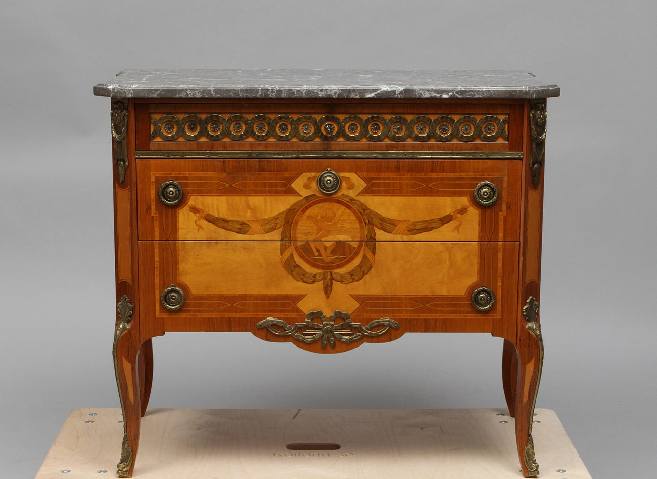 BYRÅ, med stenskiva, gustaviansk stil. 1900-tal.