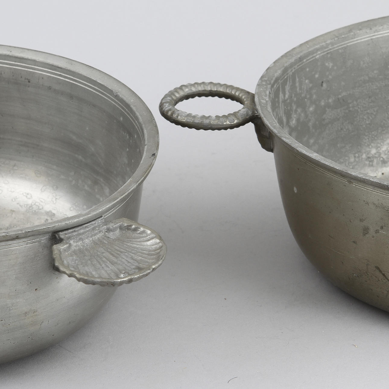 SKÅLAR, ett par. Tenn. Stämplade Melchior Leffler, Visby. 1837.