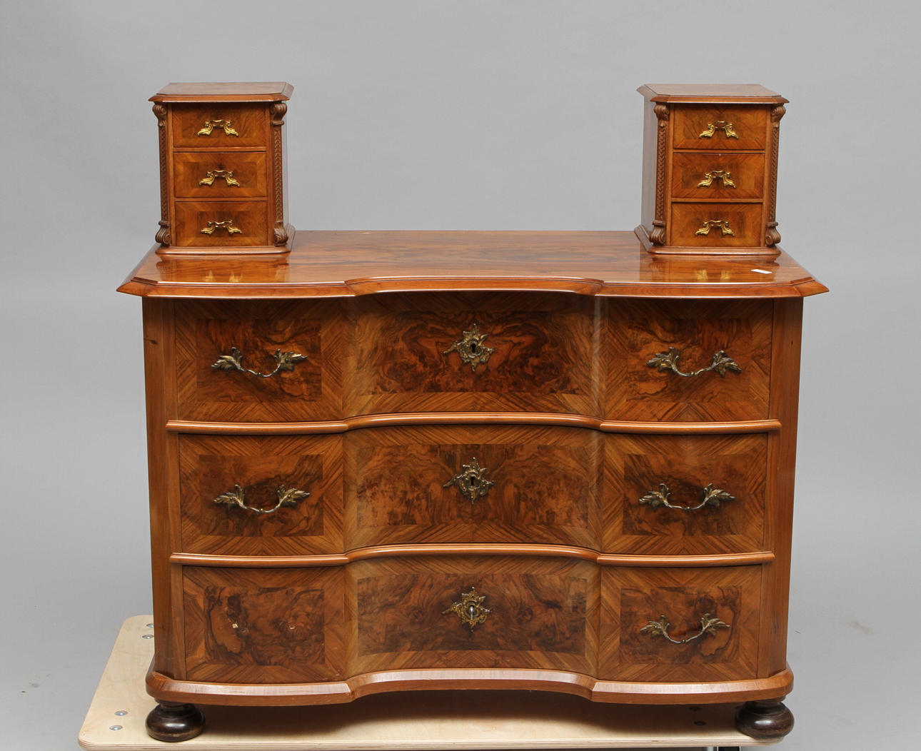 BYRÅ MED LÅDHURTSAR, valnötsrot, 1800-tal.