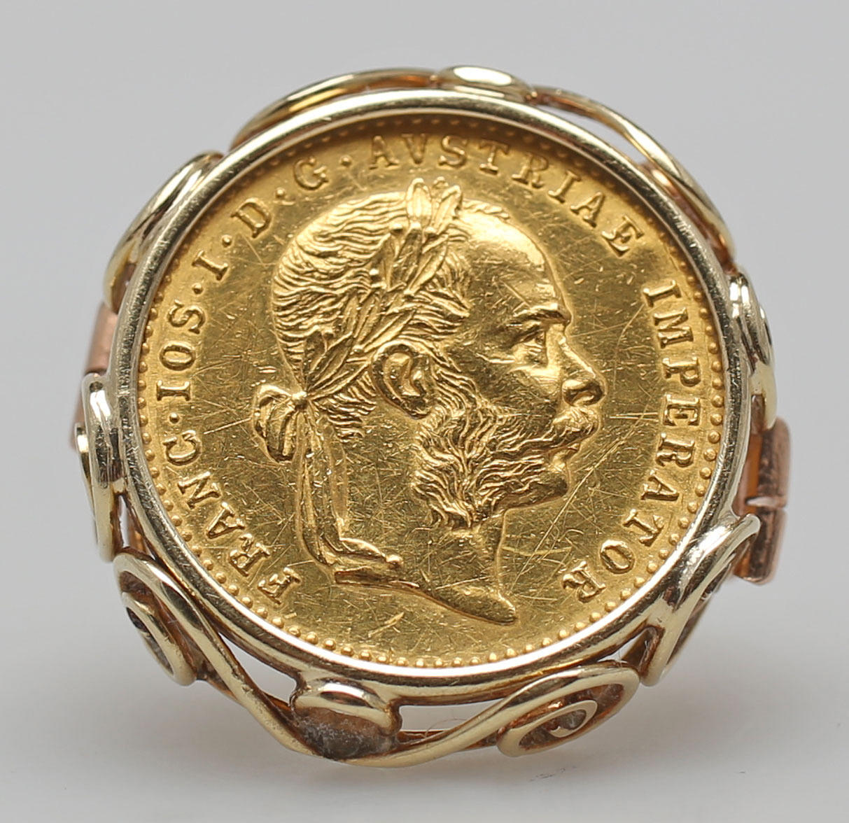 RING MED MYNTLIKNANDE FÖREMÅL, rödguld, 14K samt troligen 24K.