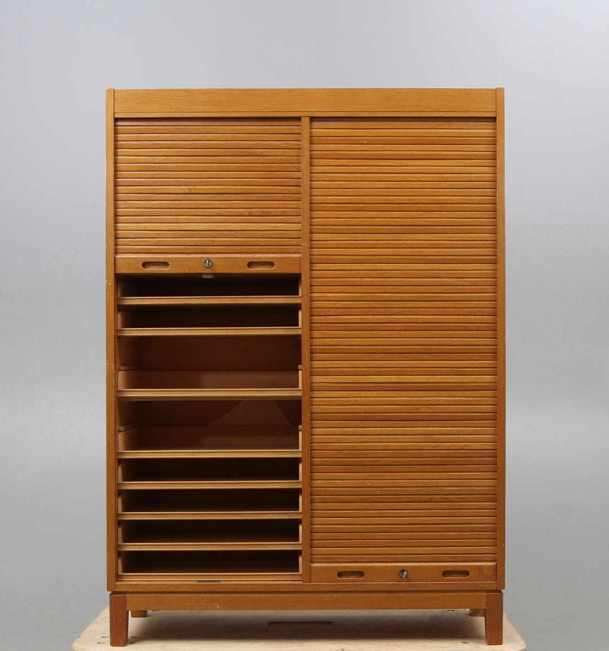 JALUSISKÅP, ek, 1900 talets första hälft.