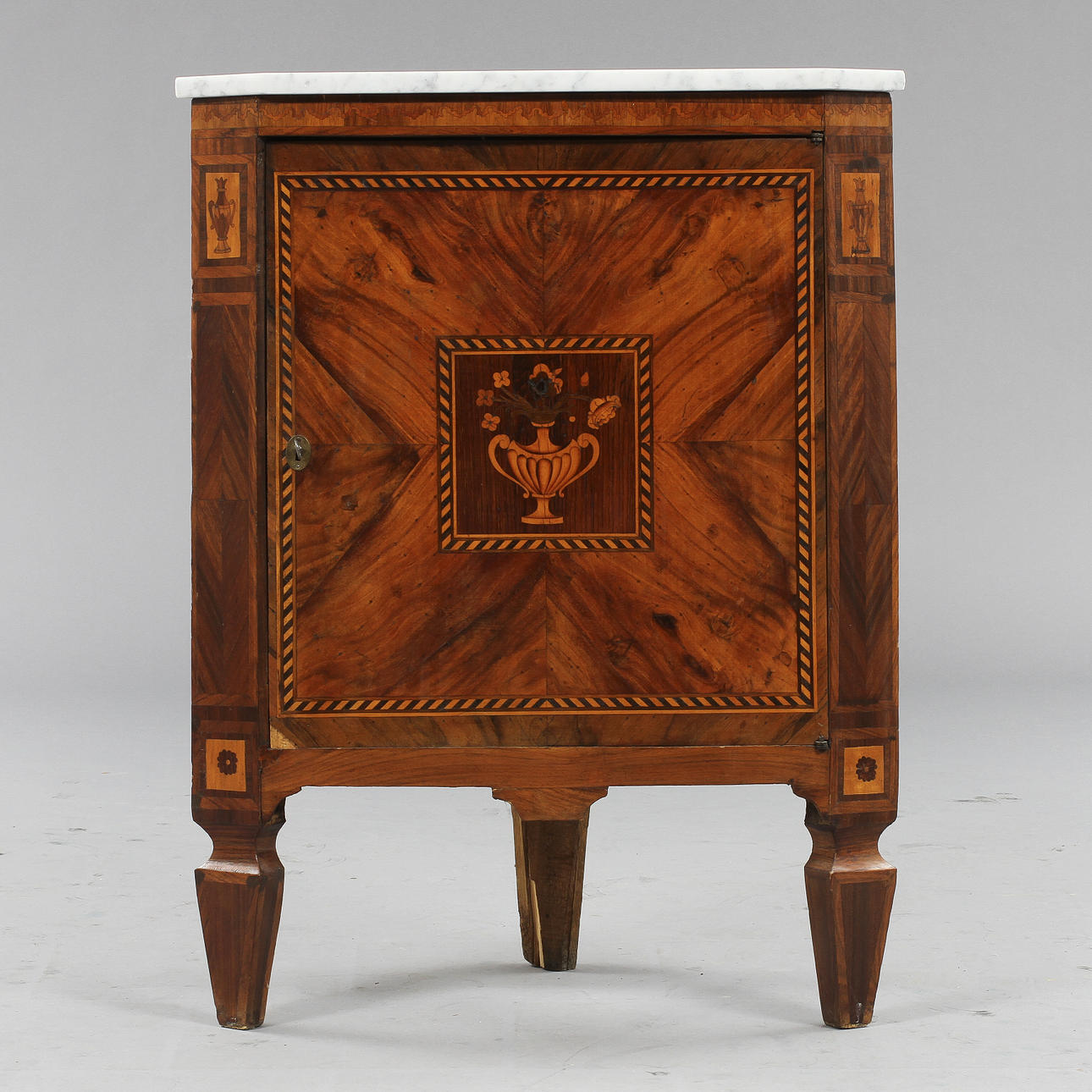 HÖRNSKÅP, 1700/1800-tal.