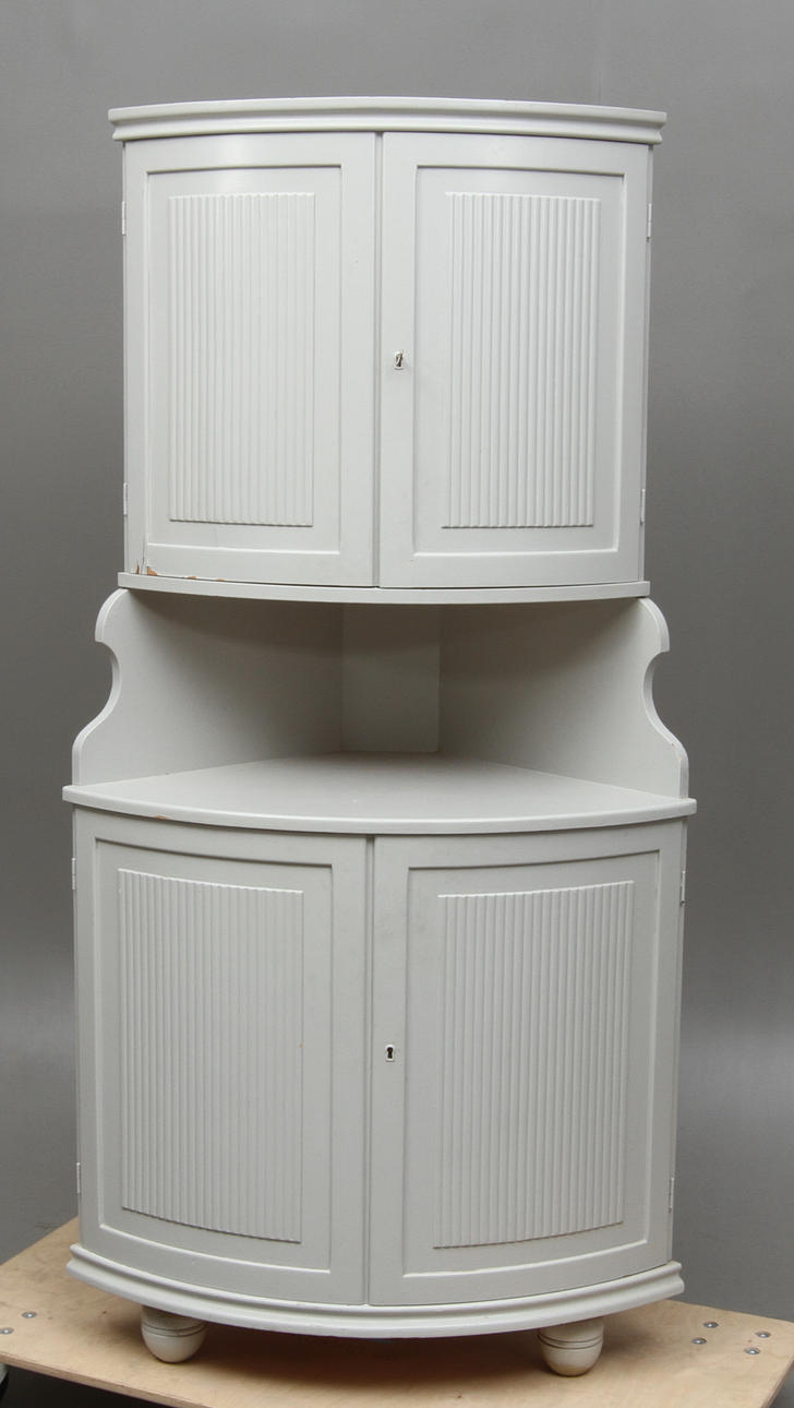 HÖRNSKÅP, gustaviansk stil, 1900-tal.