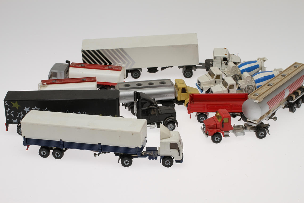 PARTI VOLVO, 8 stycken + släpvagnar.