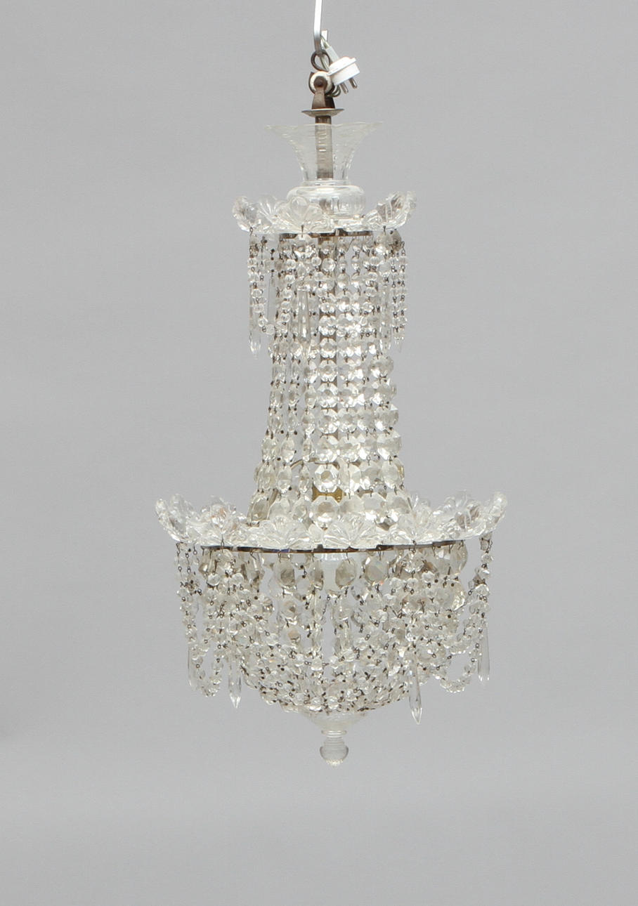 LJUSKRONA, med prismor, för en ljuspunkt. 1900-talets första hälft.