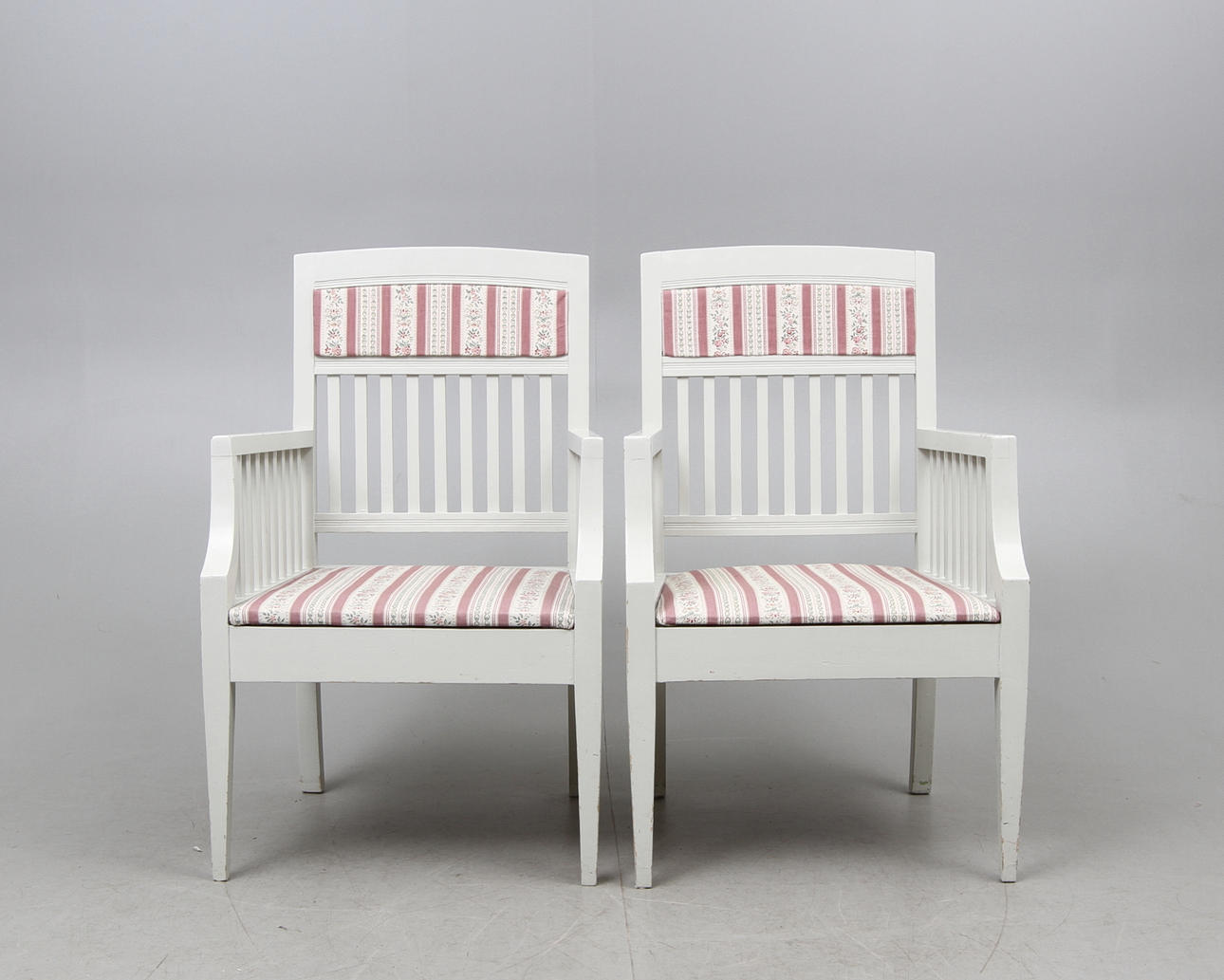 KARMSTOLAR, ett par, Carl Larsson-stil, 1900-talets första tredjedel.