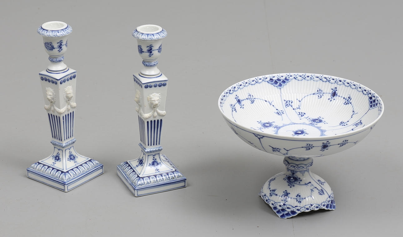 SKÅL samt ett par LJUSSTAKAR, "Musselmalet", Kunglig Dansk.