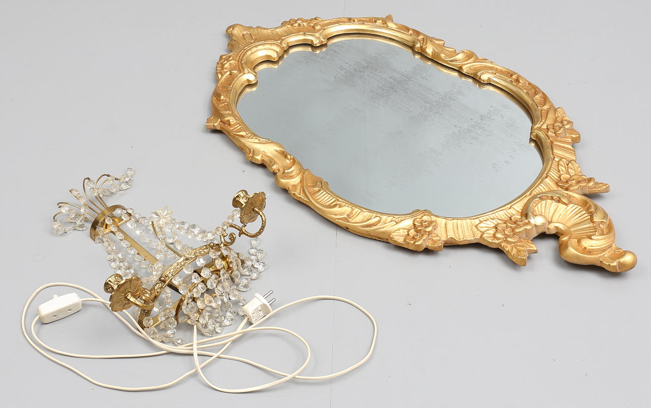 SPEGEL, förgylld, rokokostil, samt VÄGGLYSTER, 1900-talets andra hälft.