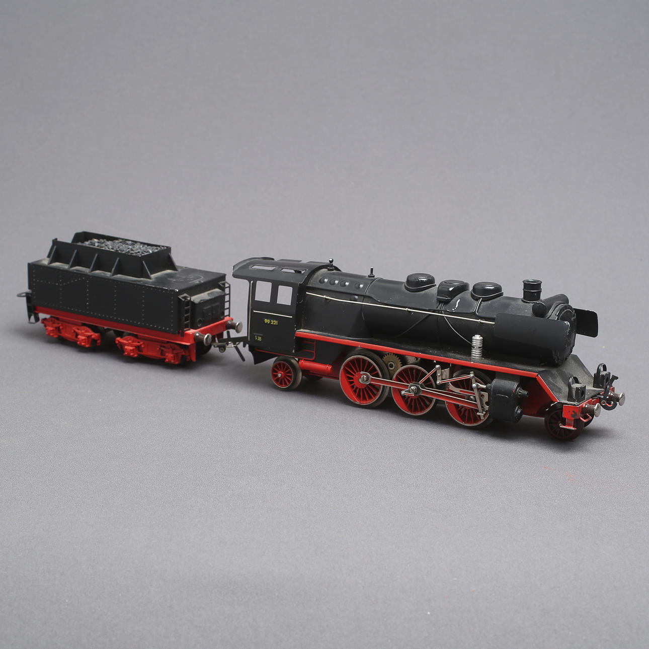 FLEISCHMANN E 360 Dampflokomotive mit Tender, Spur 0.