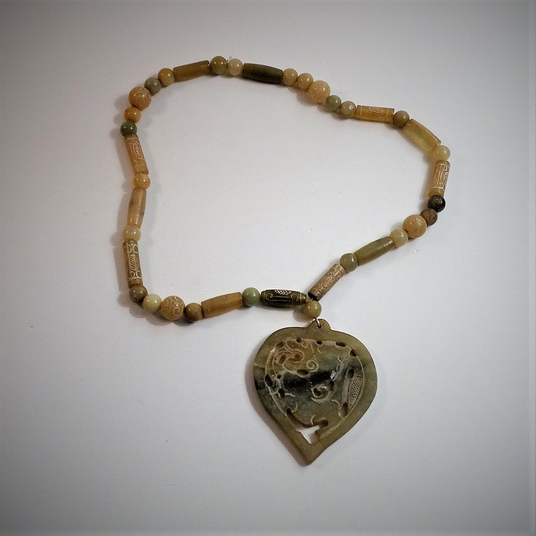 TUNG JADE HALSBAND, ljusbruna färger.