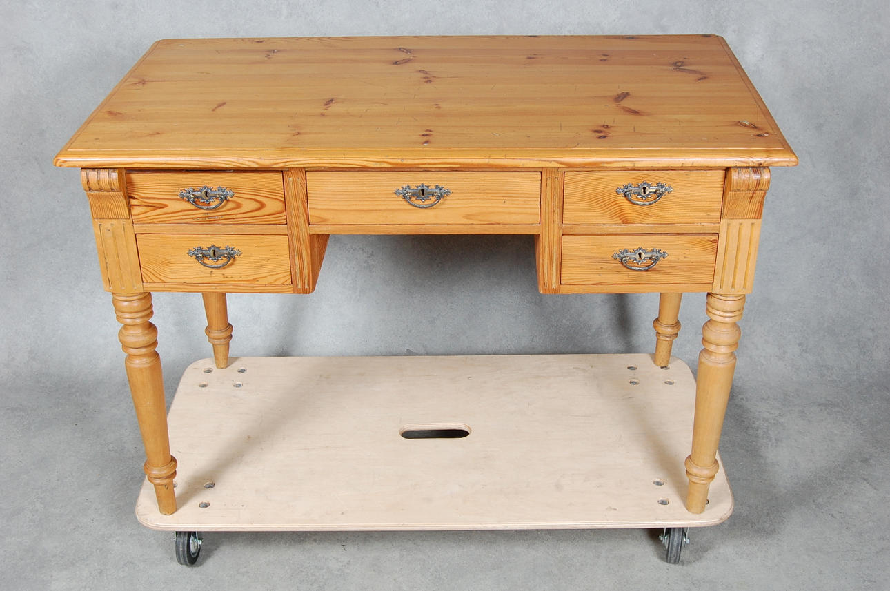 SKRIVBORD, nyrenässans, 1800-talets senare del.