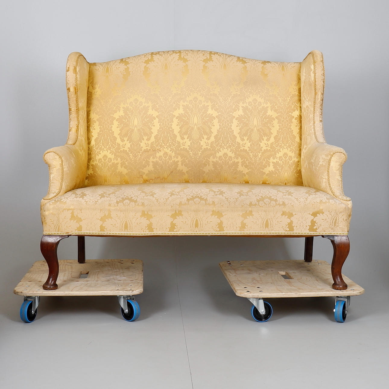 UN SOFÁ ESTILO QUEEN ANNE.