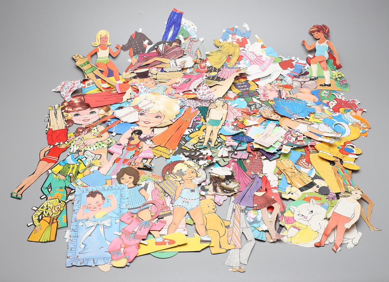 KLIPPDOCKOR, TILLBEHÖR, ca 120 delar, 1960/70-tal.