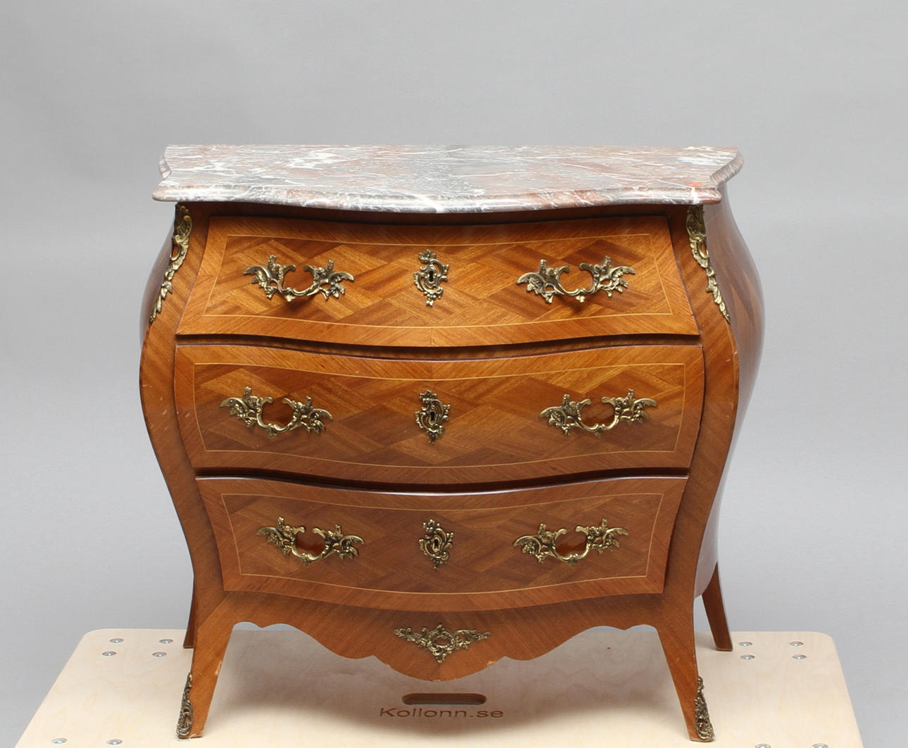 BYRÅ med stenskiva, tre lådor, Rokokostil 1900-tal.