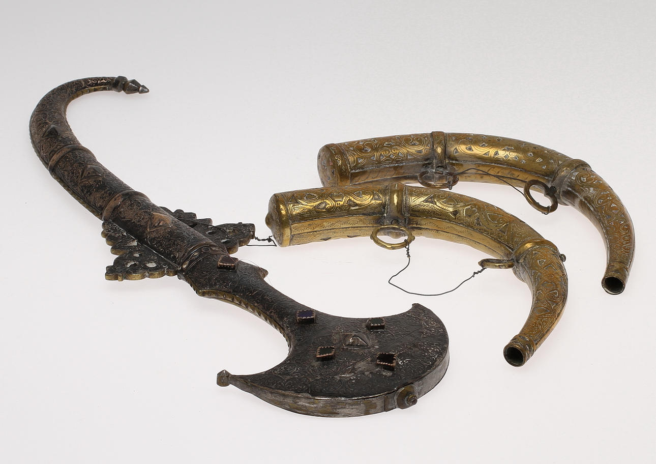 KRUTHORN, 2 st samt SABEL, orientaliska, 1900-tal.