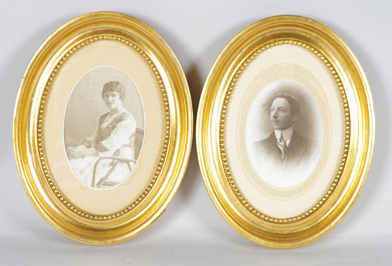 FÖRGYLLDA RAMAR, 1 par, med porträtt, gustaviansk stil.