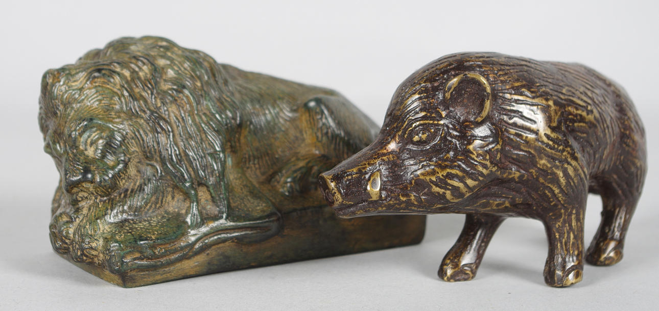 BREVPRESS SAMT BRONSSKULPTUR, lejon samt vildsvin.