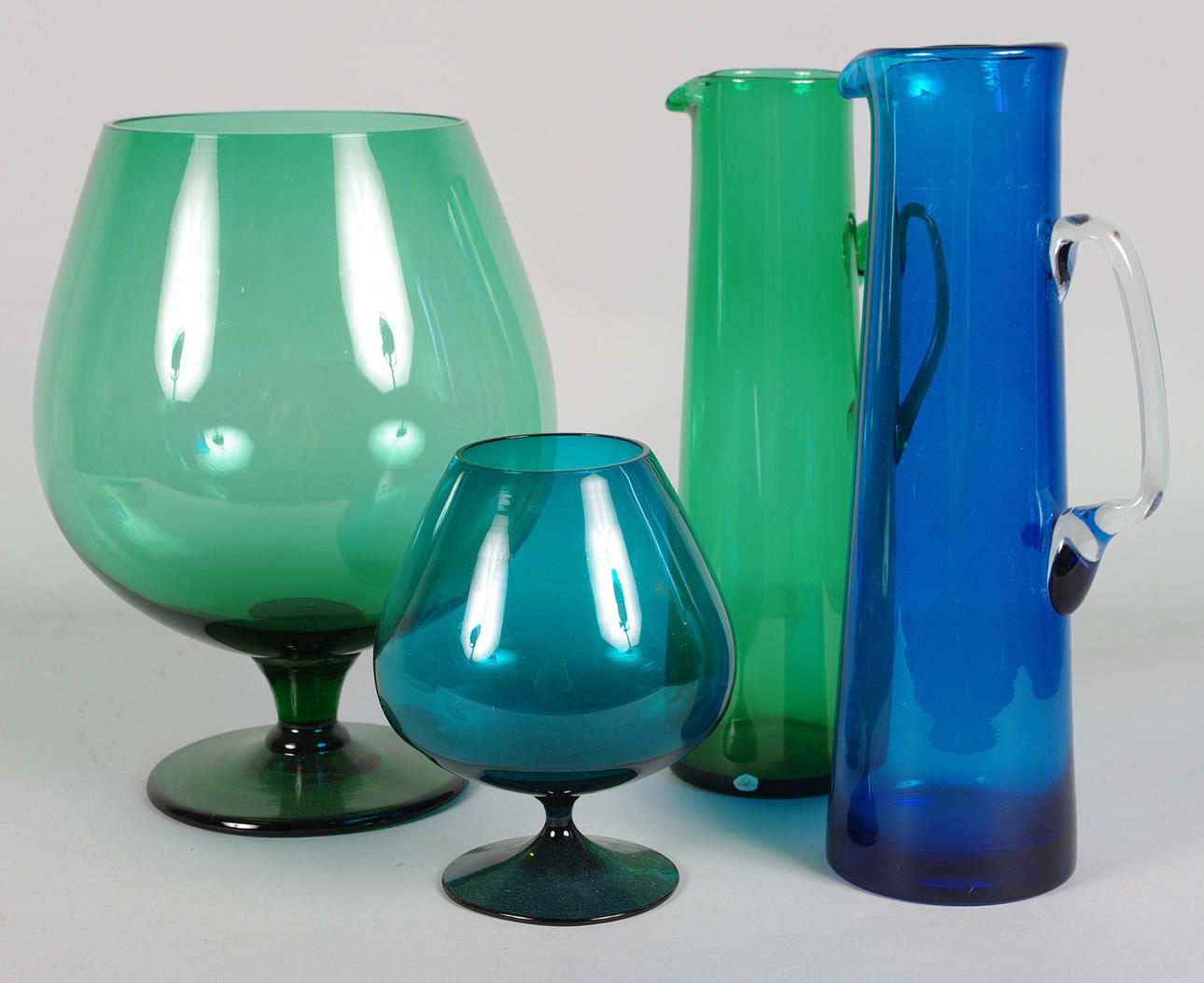 2 SKÅLAR PÅ FOT SAMT 2 BRINGARE, blått/grönt glas.