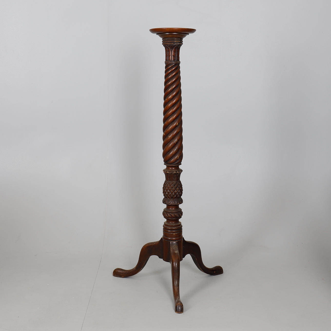 UN SOPORTE PARA TORCHERE DE CAOBA.