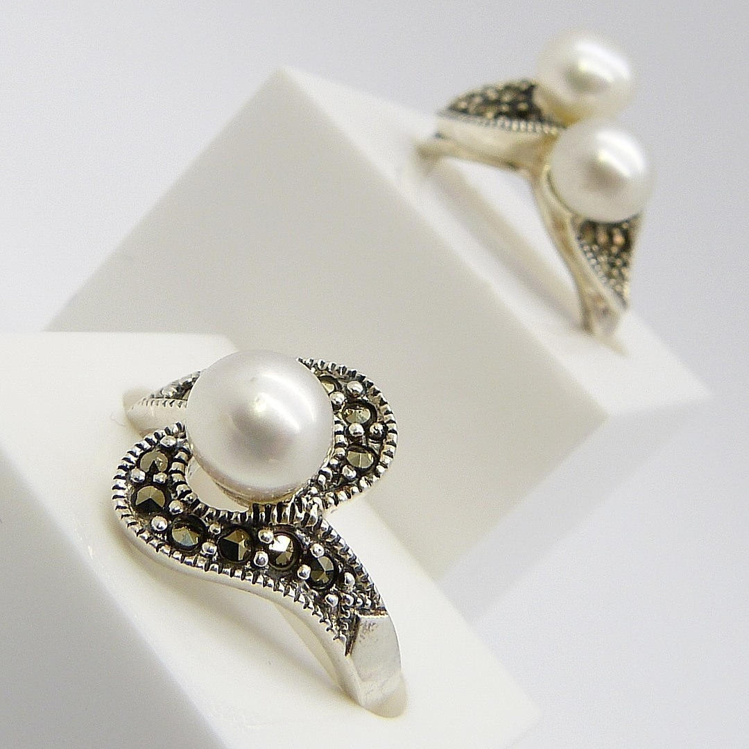 TVÅ ODLADE PÄRLRINGAR.