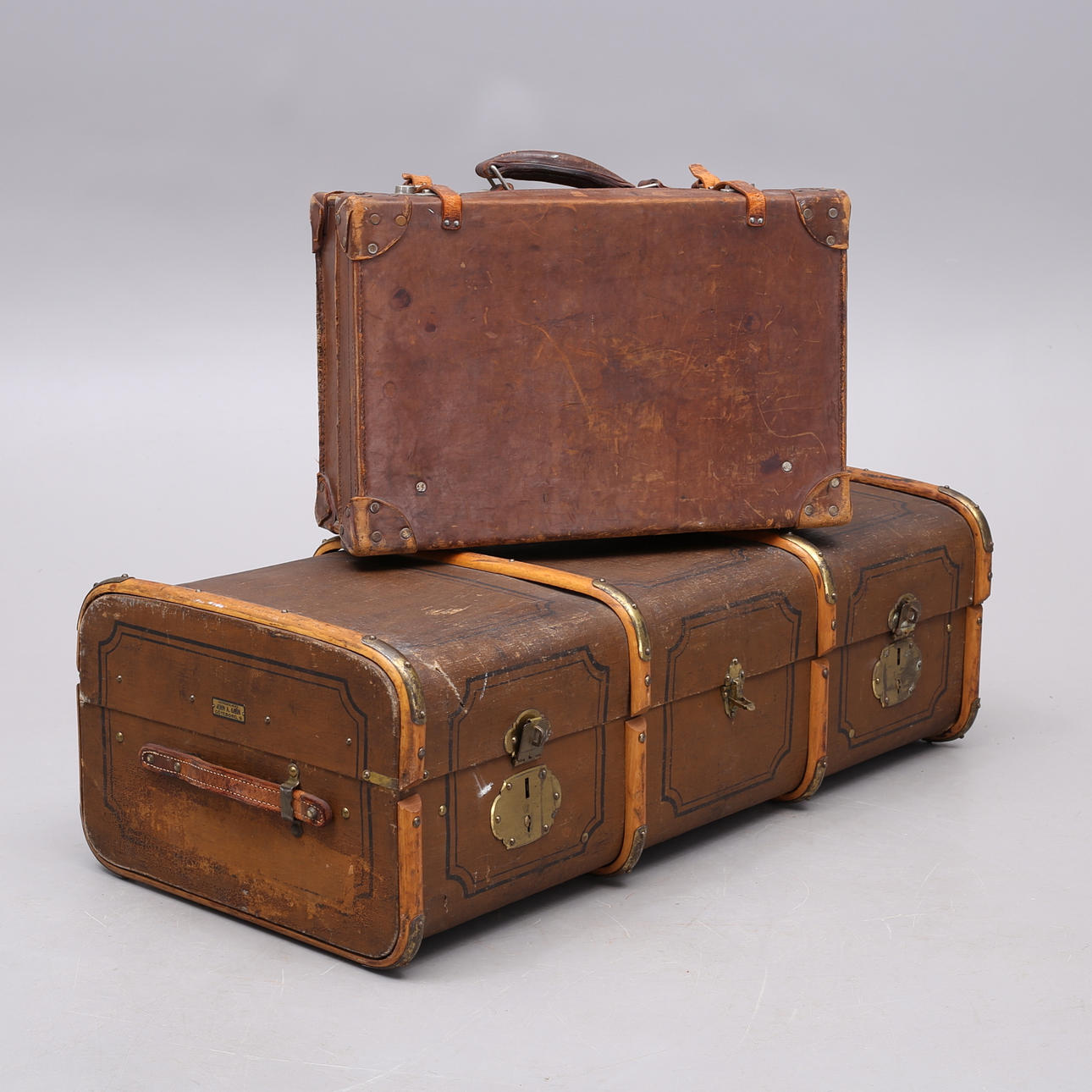 KOFFERT samt RESVÄSKA, 1900-talets första hälft.