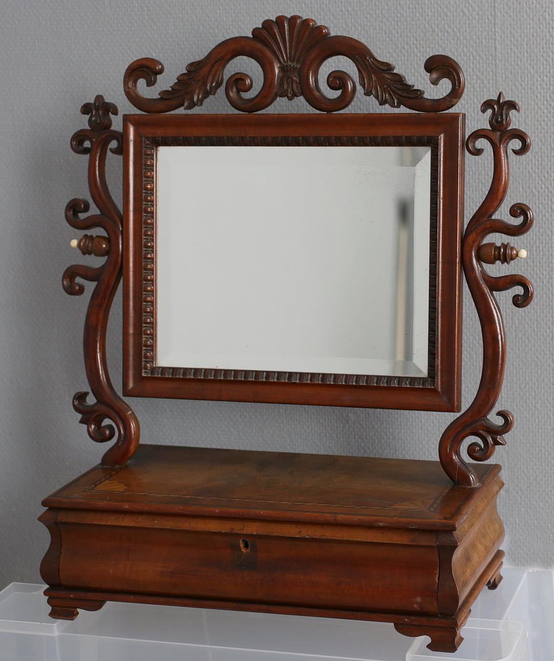 PIKTITTARE med intarsiainläggningar, 1800-talets slut.