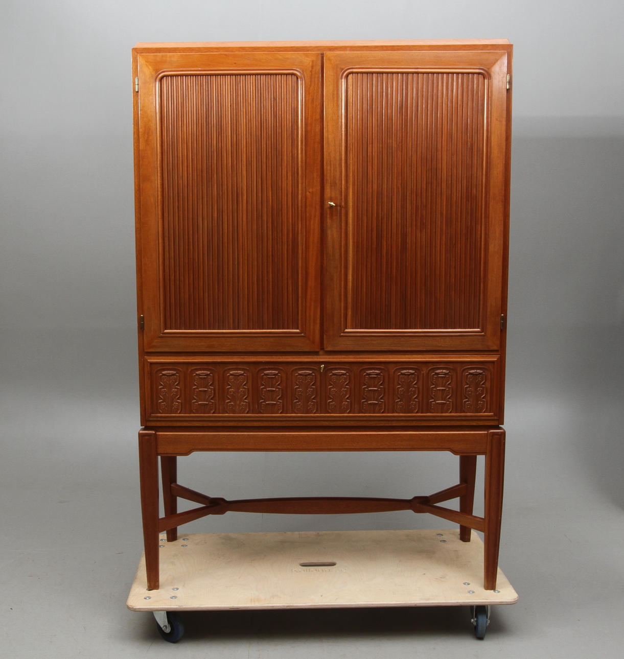 SKRIVSKÅP, trol. Hjalmar Jacksons snickerier, 1900-tal.