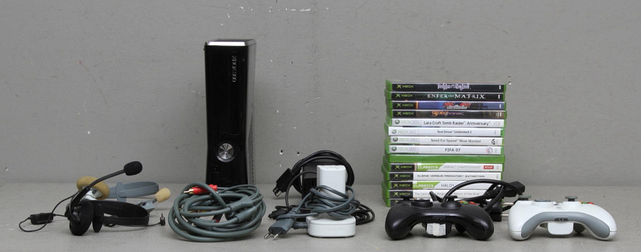 SPELKONSOL, Xbox 360 slim, 2 handkontroll, 14 spel.