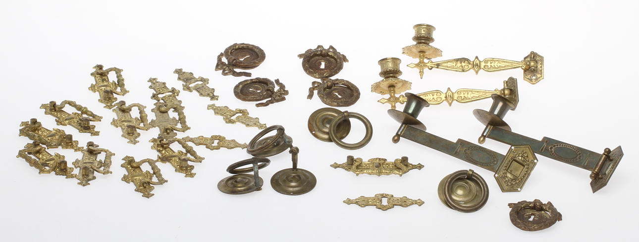 MÖBELBESLAG samt LJUSARMAR 2 par. 1700-1900tal.