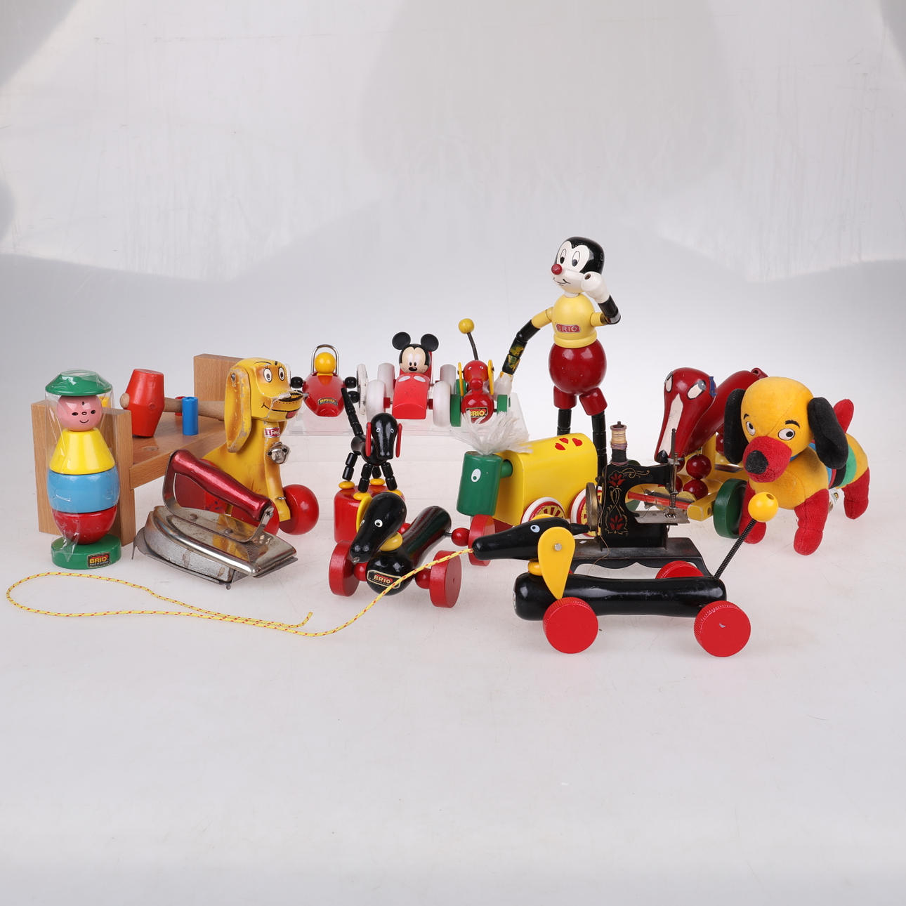 EN SAMLING BRIO LEKSAKER.