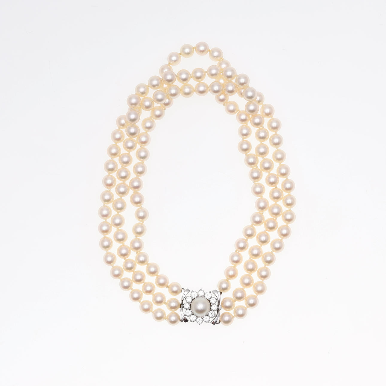 Choker med tre perlestrenge og diamanter.