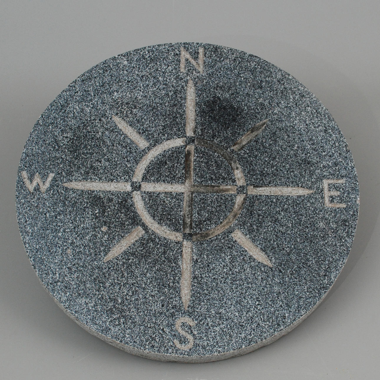 KOMPASSTEN, polerad granit.