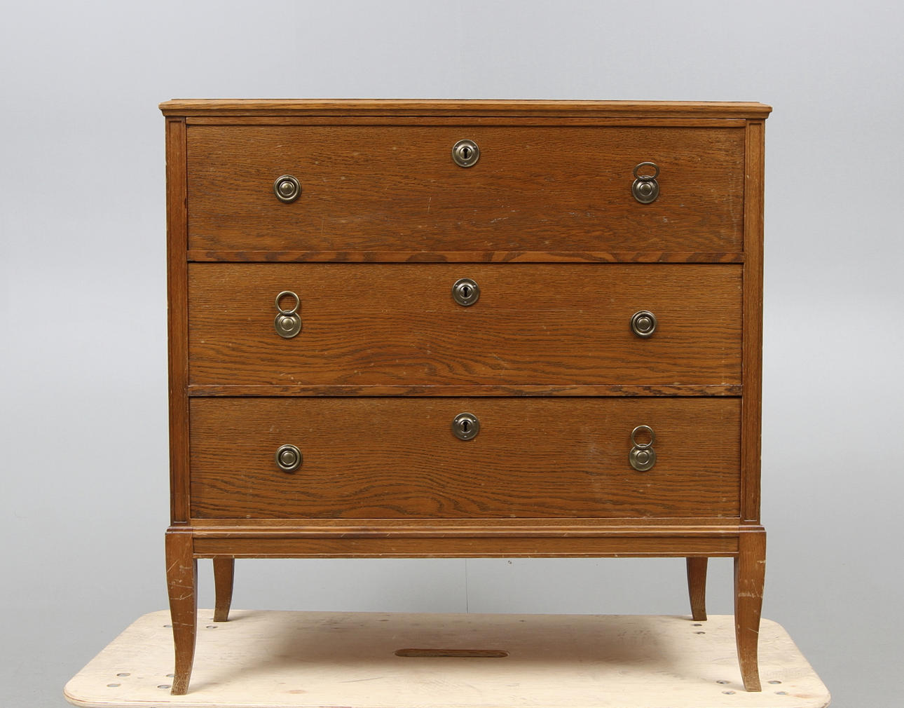 BYRÅ MED SKRIVKLAFF, 1900-talets början.