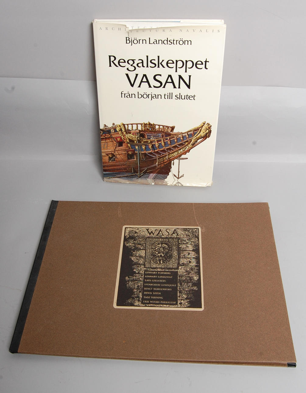 KONSTMAPP, kring regalskeppet Wasa, med bok.