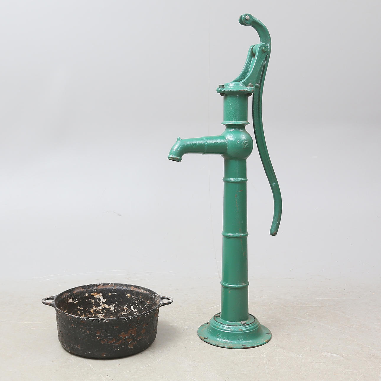 TRÄDGÅRDSPUMP samt JÄRNGRYTA.