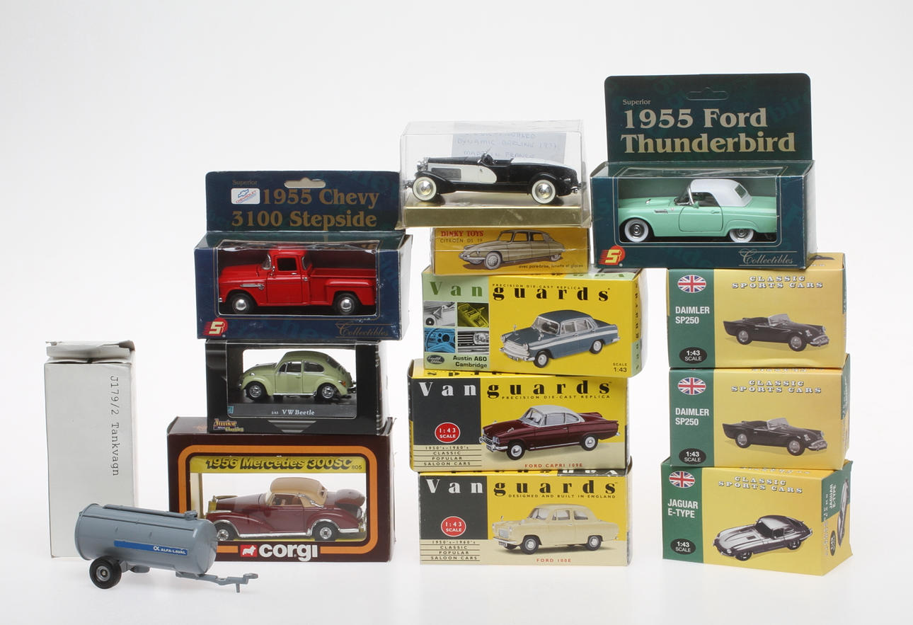 MODELLBILAR, BLAND ANDRA DINKY TOYS, CORGI, 13 STYCKEN.