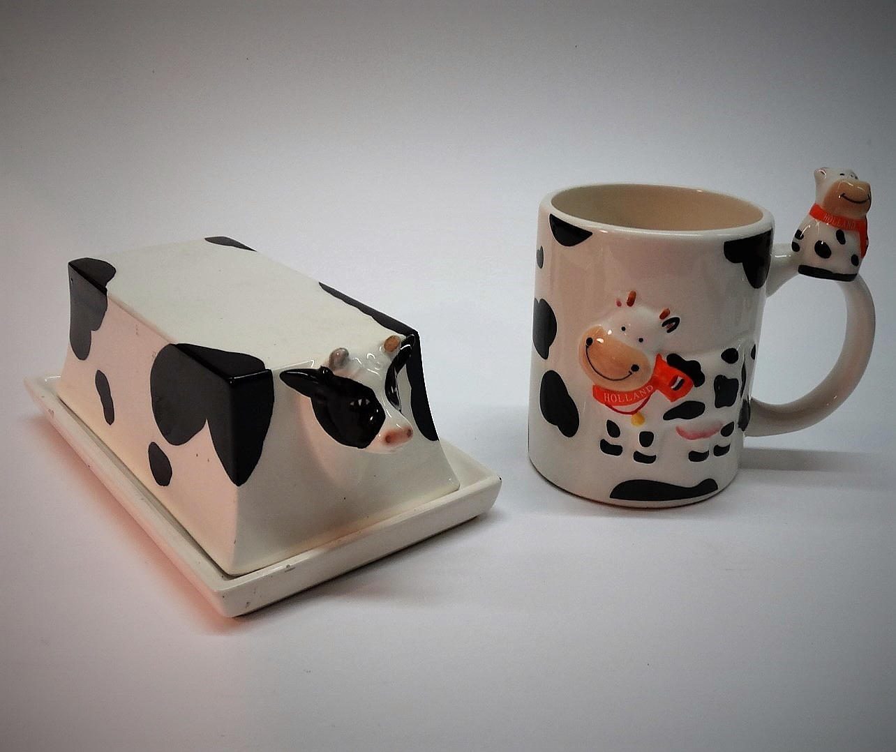 BUTTERDOSE UND TASSE, mit Kuh-Motiv.