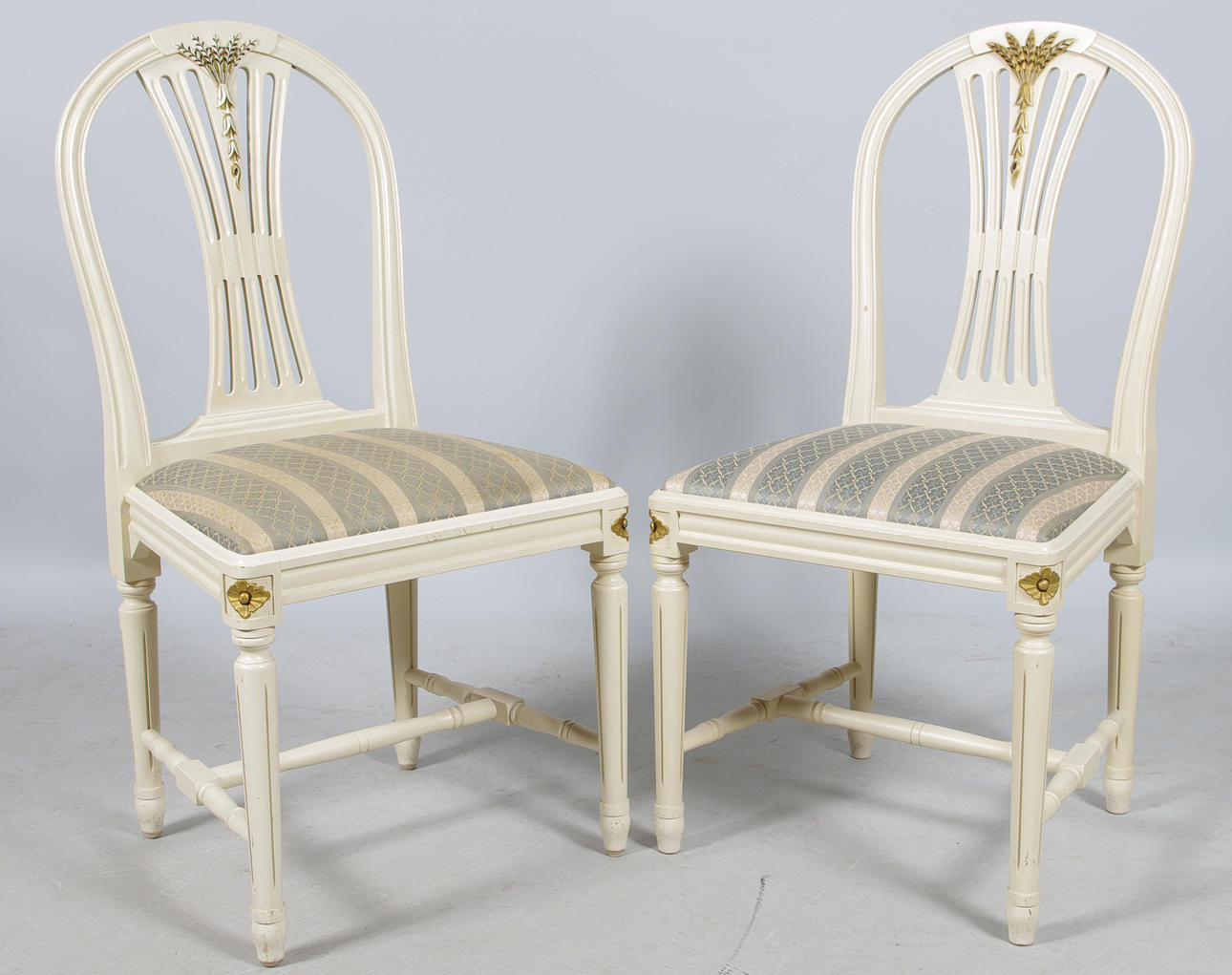 STOLAR, 1 par, "Axet", vitmålade, gustaviansk stil.