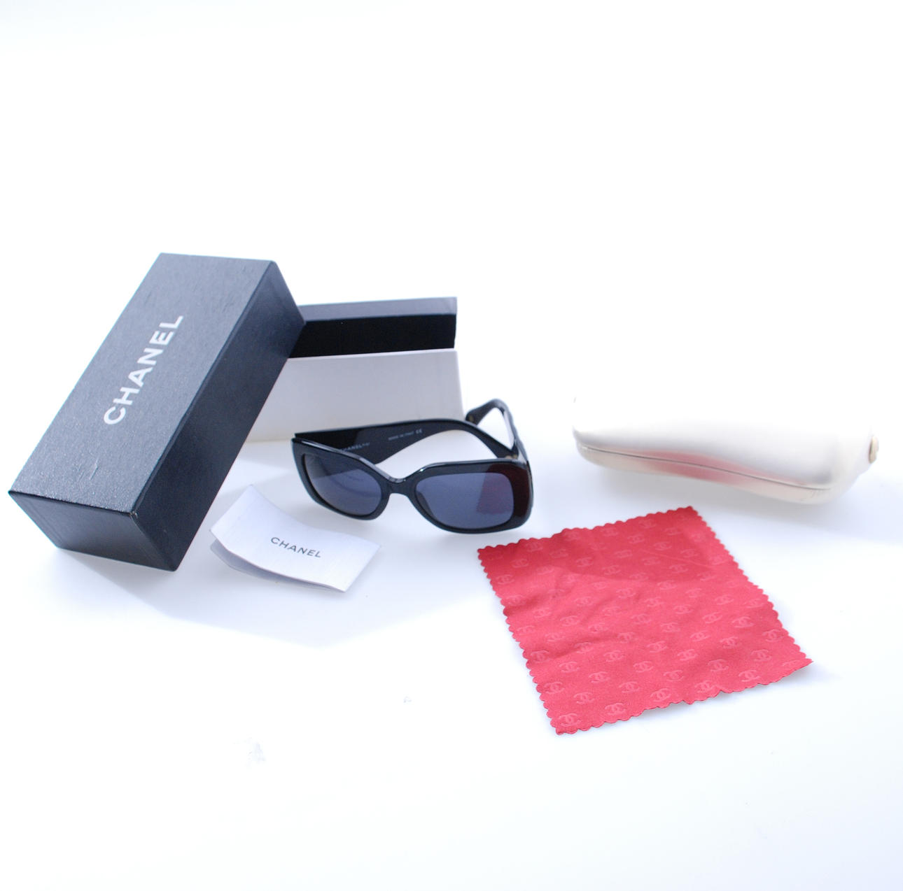 CHANEL, mustat Classic 5019 aurinkolasit.