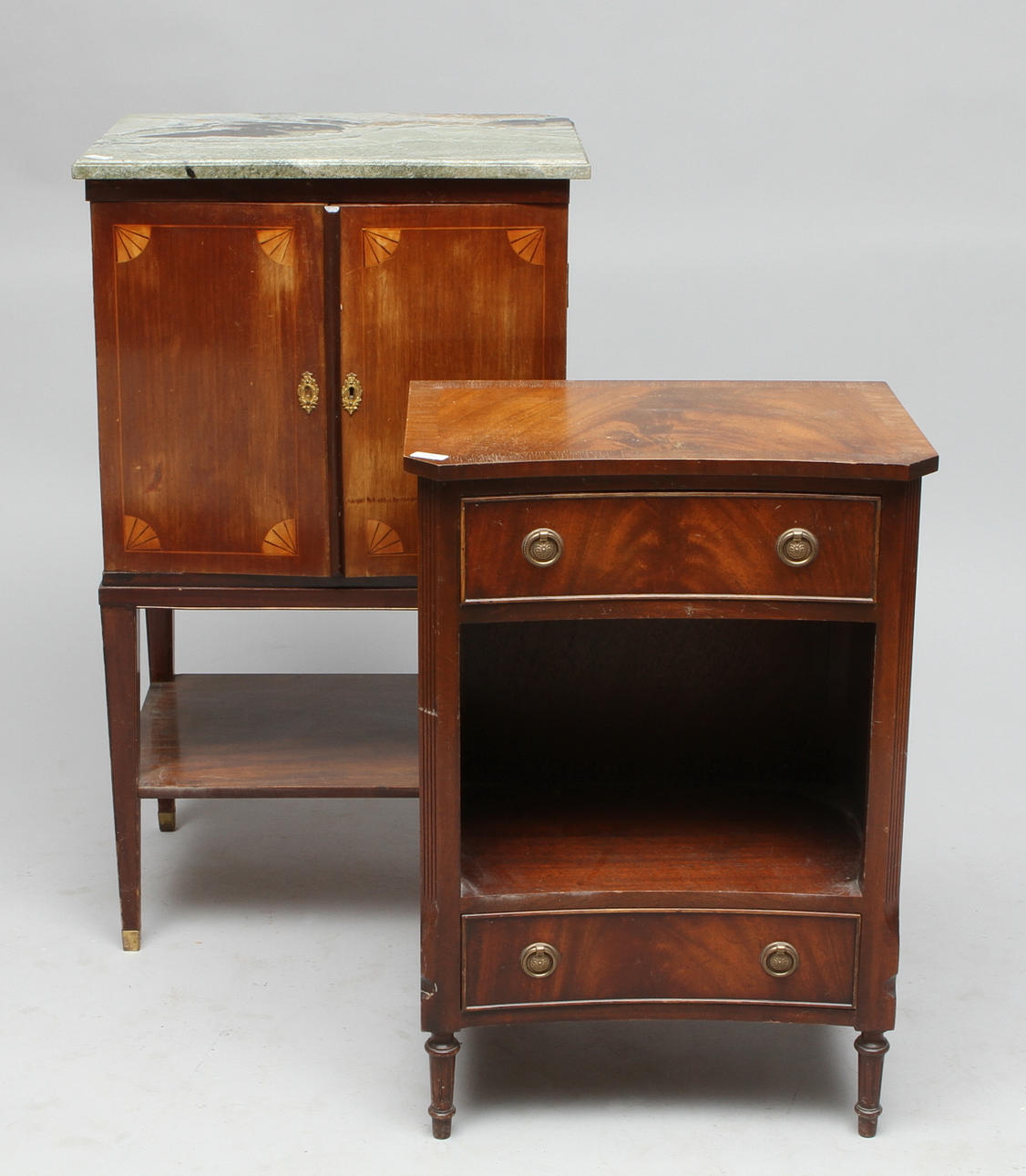 POTTSKÅP och SKÅP, med hyllinredning.