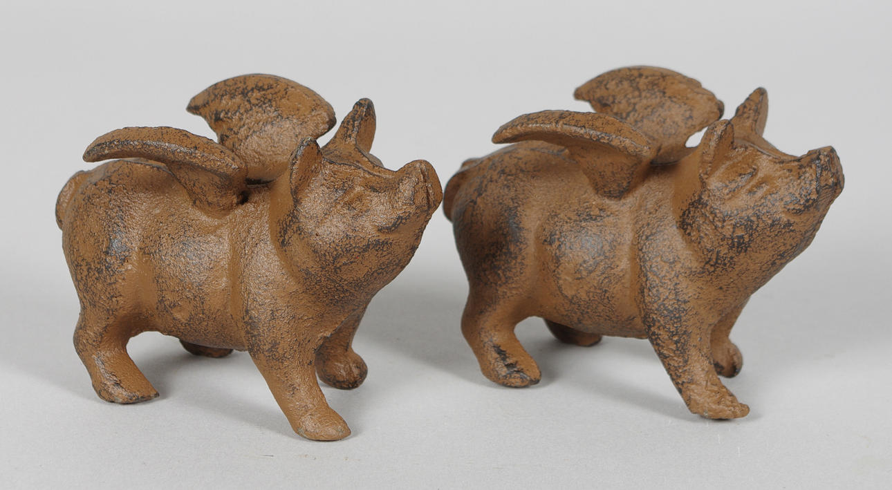 SPARBÖSSOR, 2 stycken, grisar med vingar, samtida.