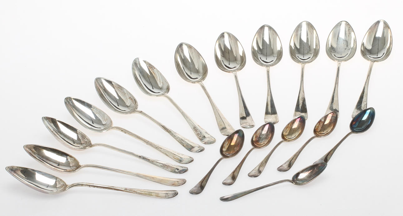 SKEDAR 12 + 6 st, silver, mestadels Jacob Engelberth Torsk, Stockholm, mestadels 1890-tal. Tot vikt ca 1009 gram.