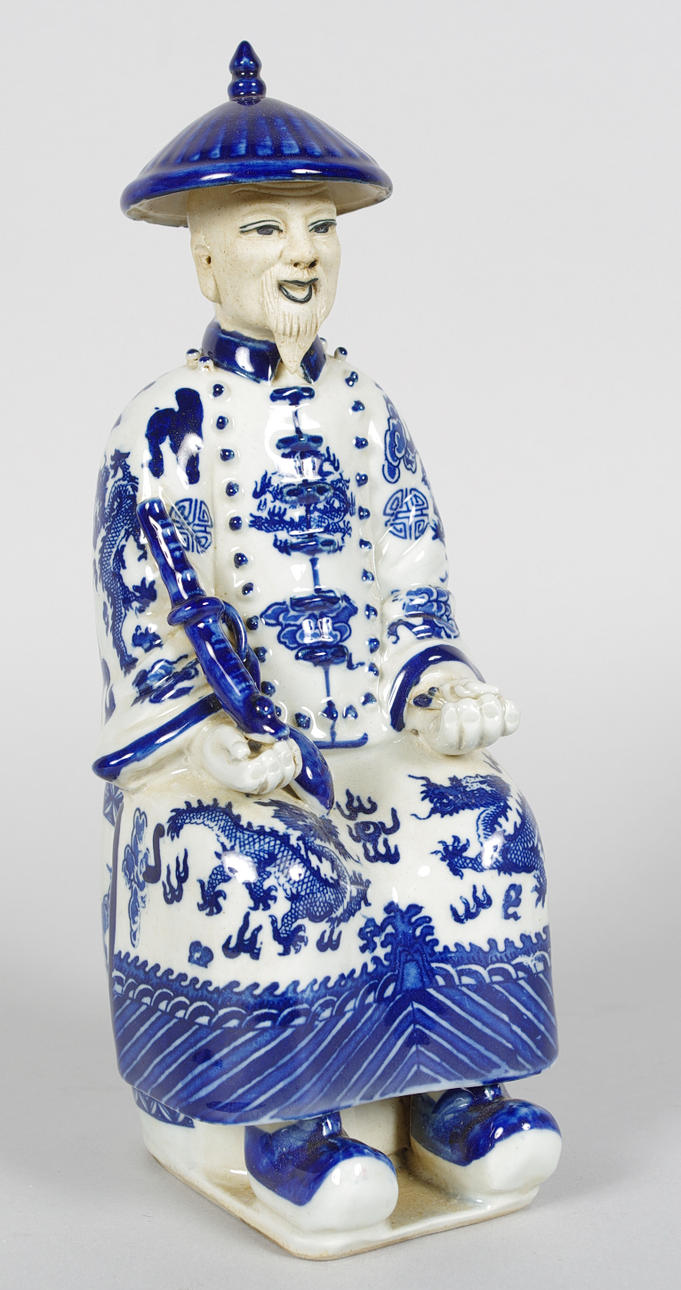 PORSLINSFIGUR, sittande man, Kina, samtida.