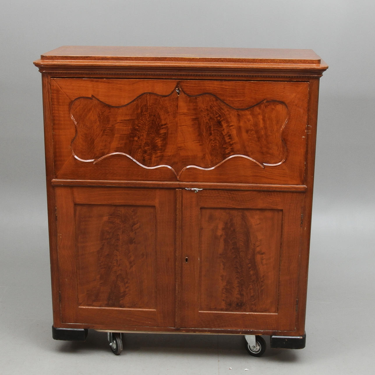 CHIFFONJÉ, imitationsmålad, 1800-talets slut.
