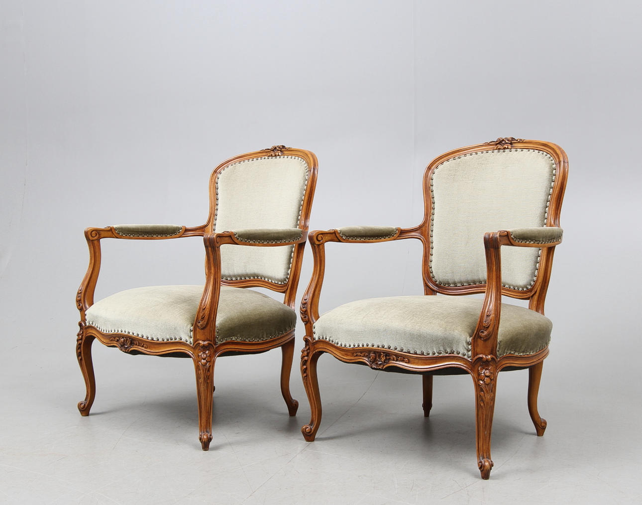 KARMSTOLAR, ett par, rokokostil, 1900-tal.