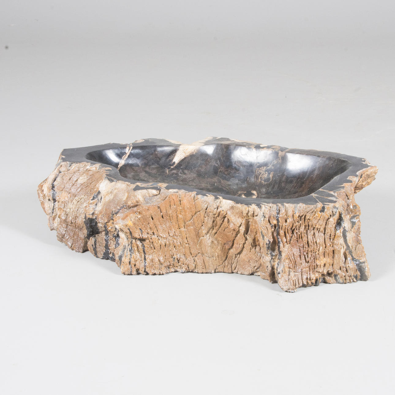 LAVABO, madera solidificada/fósil.