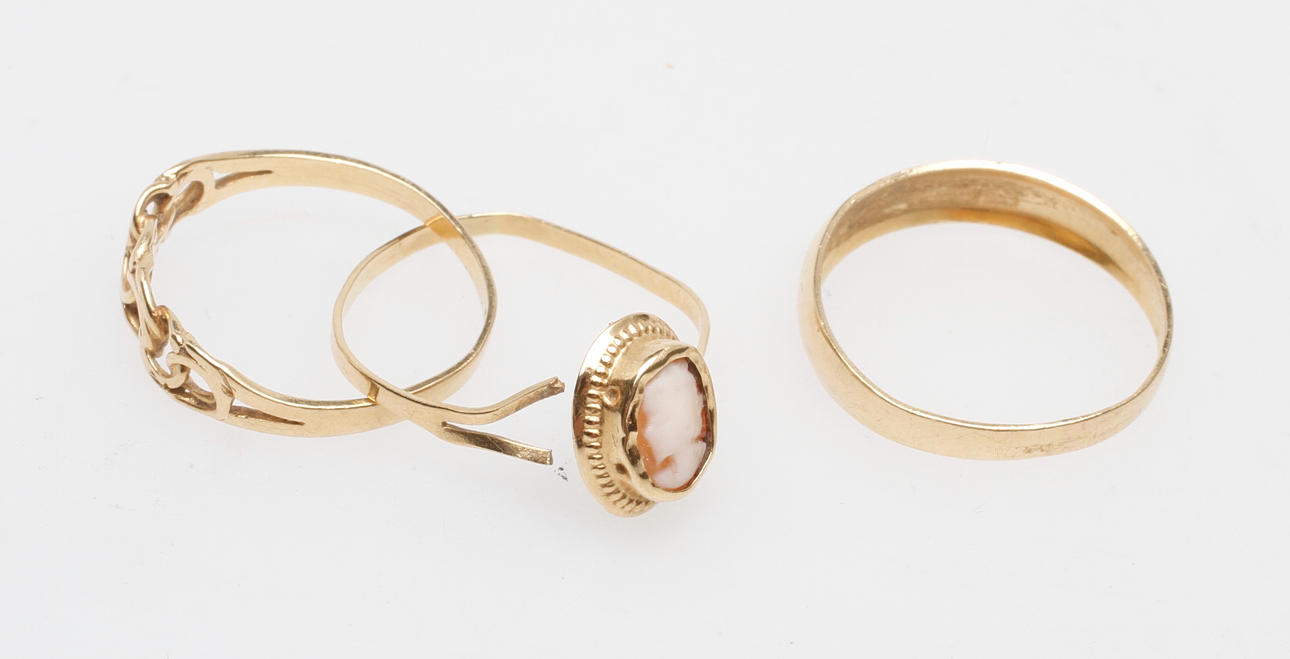 RINGAR, 3 st, 18k guld, vikt ca 4,2 gr.